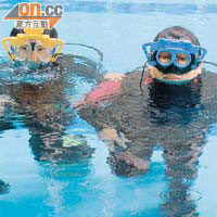 鄧卓仁、余國權示範在水中使用特製潛水眼鏡。