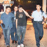 其中一名涉案青年（中）被警員押走。
