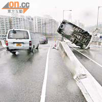 貨車翻側擱在路中鐵欄。