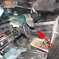 的士擋風玻璃被角鐵（箭嘴示）撞毀，並插入車廂內。