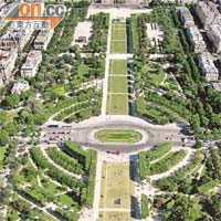 從艾菲爾鐵塔眺望戰神廣場公園，可以飽覽巴黎美景。	陳振彬提供圖片