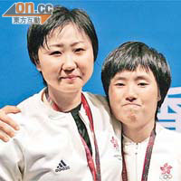 周蜜（左）在東亞運動會傷出，將金牌拱手送予「黑妹」（右）。	資料圖片