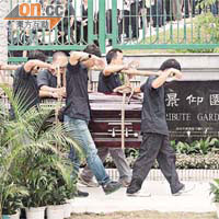 殯儀人員將傅卓仁靈柩移入景仰園大門。