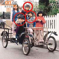 三名子女（紅圈示）年幼時，最愛騎着盧覺強自製的四輪單車在寓所附近巡遊，引來鄰居的小朋友坐順風車。