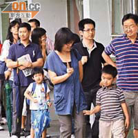 大批家長一早到學校排隊等入場。