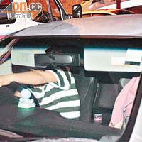 遇劫情侶在車上候查。