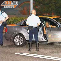 將軍澳：涉醉駕男司機坐在車內接受警員調查。	（讀者林煒傑提供）