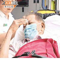 抗賊受傷老翁送院治療。