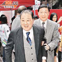 胡法光（左）胡曉明（右）父子一齊被委入臨時申亞委員會。	資料圖片