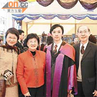 去年中大博士頒授典禮，左一為Jeff母親龐曹聖玉。