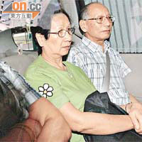 李奕彪夫婦昨乘車進入灣仔警察總部，與菲律賓警方人員會面。