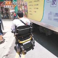 傷殘人士駕駛電動輪椅時，要顧及途人安全。(資料圖片)