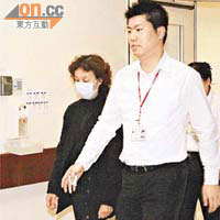 梁太（左）昨日到屯門醫院探望兒子，並曾會見菲律賓調查小組成員。