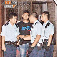 警方到死者伏屍的後巷調查。