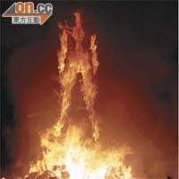 火人節的高潮是焚燒十二米高的木人雕像。	資料圖片