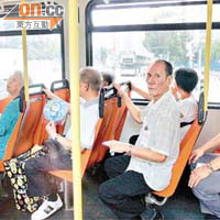 輕鐵乘客困在車廂等候安排。