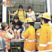 消防員協助乘客離開肇事列車。