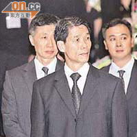 消防處處長盧振雄（中）向楊綺琴等致祭。