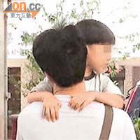 男童由家人抱往醫院驗傷。