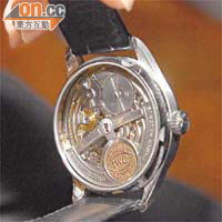 錶面有上鏈提示計，夠晒獨特。透過玻璃錶底，可觀察到精密嘅機芯設計。