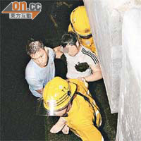 跳海的醉漢由消防員救起。