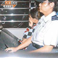 女被告鄭亞蘭認罪後由囚車押走候判。