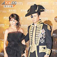 雷禮賢型男look<br>雷禮賢（右）獲選為「最時尚男性獎」，與太太利蘊珍（左）拍拖攞獎。
