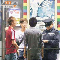 警方在現場一帶向途人截查。
