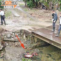 警員在肇事鐵橋調查，墮橋的單車仍在溪內（箭嘴示）。