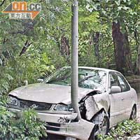 失事私家車猛撞燈柱，車頭毀爛。