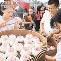 長洲鄉委會昨免費派發平安包，吸引大批市民排隊試食。