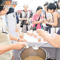 梅窩鄉事委員會免費派發當地特色甜品「灰水糉糖水」，讓市民品嘗。