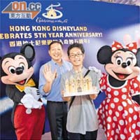 林冠宏（右）親手製作金色城堡，祝賀香港迪士尼五周年。