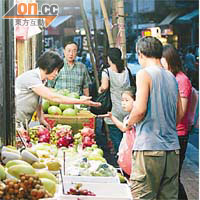 有水果店店員表示，雖然水果售價上升，但市民購買時毫不留手。