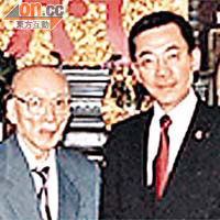 吳孤鴻（左）○三年向東華三院前主席楊超成（右）捐出一千萬元。	東華三院圖片