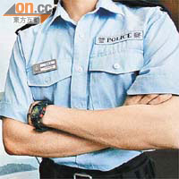 被偷走的同款軍裝警員藍色恤衫，以及電單車警員緊身褲。