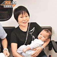 男嬰由親人抱送醫院檢驗。