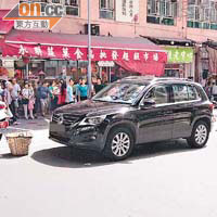 肇事四驅車將女途人撞斃，路面留有大攤鮮血，