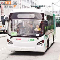 九巴引入全港首部「超級電容巴士」在車廠作實地測試。