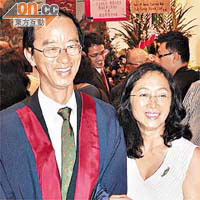林超英戴住六十年代校呔，同太太返母校港大出席名譽院士頒授儀式。