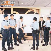 安檢室外有多名警員把守。
