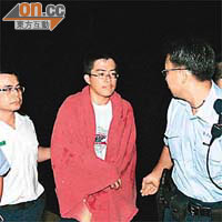 獲救科大學生以毛氈保暖送院。