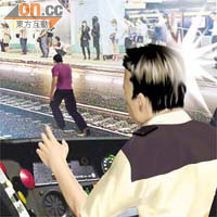 列車車長目睹阿伯沿路軌北行，即通知控制室。