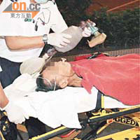 犯人送院時需戴氧氣罩協助呼吸。