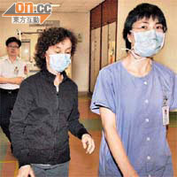 梁太（左）昨午探望兒子後返回休息室。