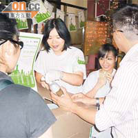 八月底一個回收玻璃樽活動中，很多顧客都樂意將酒樽放在回收處。	受訪者提供