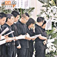 梁太在安息彌撒結束前終於難忍淚流。