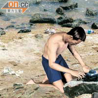 港大生離奇溺斃模擬圖<BR>青年在蝴蝶灣泳灘，將衣服及隨身物品放在岸邊。