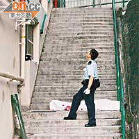 跳樓自殺廚師倒臥樓梯，警員在現場調查。