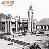 尖沙咀舊火車總站與鐘樓相連，至七十年代銅鐘才被遷走。	黑白資料圖片